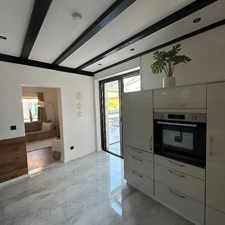 Charmante Mit Grosser Dachterrasse & Wintergarten *