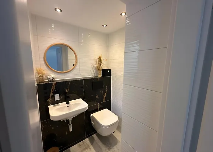 Charmante Mit Grosser Dachterrasse & Wintergarten דירה